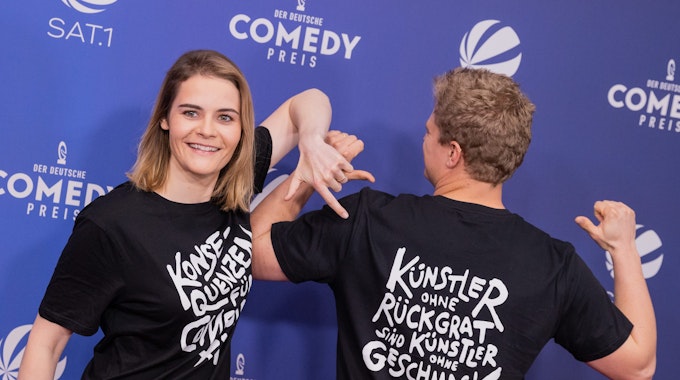 Hazel Brugger und ihr Mann Thomas Spitzer bei der Verleihung des Comedypreises. Mit ihrer T-Shirt-Aktion sorgten sie für Aufsehen. Ein klares Statement gegen sexuelle Gewalt.