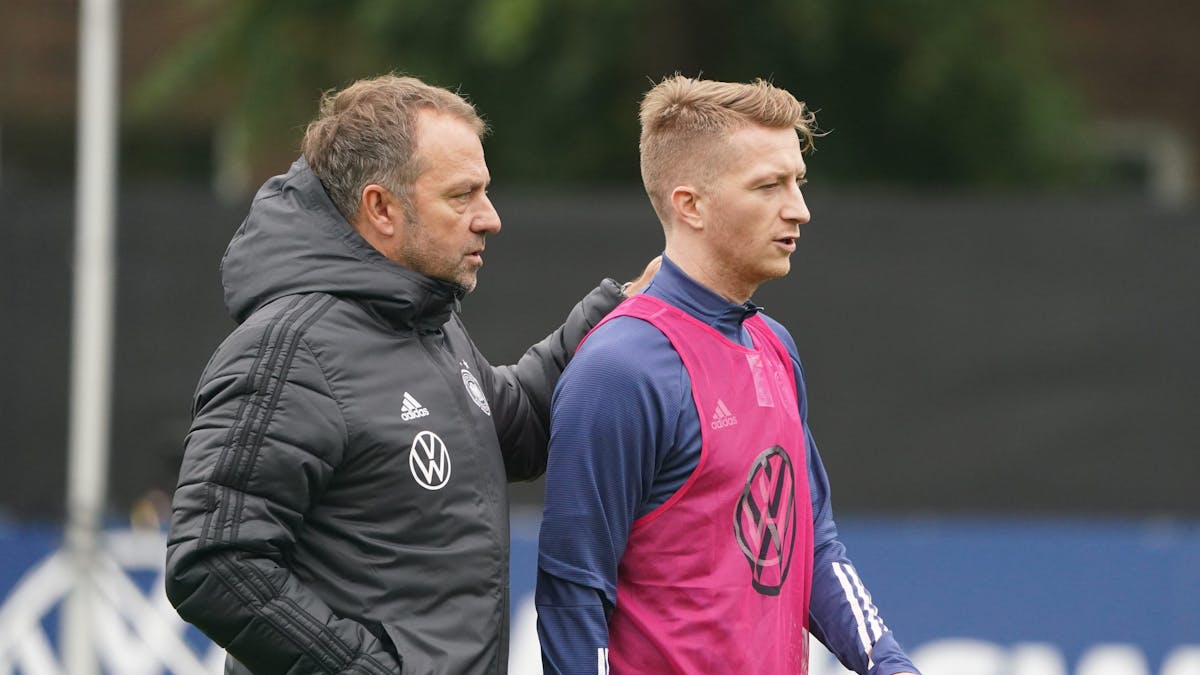 Bundestrainer Hansi Flick spricht mit Dortmunds Marco Reus.