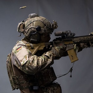 Ein Schießausbilder demonstriert im einem Raum des Schießausbildungszentrums des Kommando Spezialkräfte (KSK) der Bundeswehr das Schießtraining mit interaktiver Zieldarstellung.