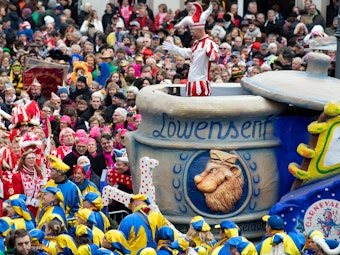 Die Düsseldorfer Karnevalsfigur Hoppeditz spricht vor dem Rathaus.