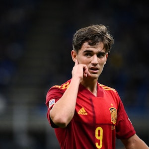 Gavi hält sich im Länderspiel mit Spanien die Hand ans Ohr.