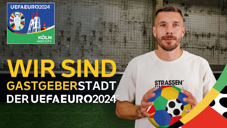 Lukas Podolski posiert auf einem Plakat für die EM 2024.