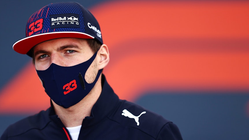 Max Verstappen trägt bei einer Pressekonferenz der Formel 1 Maske.