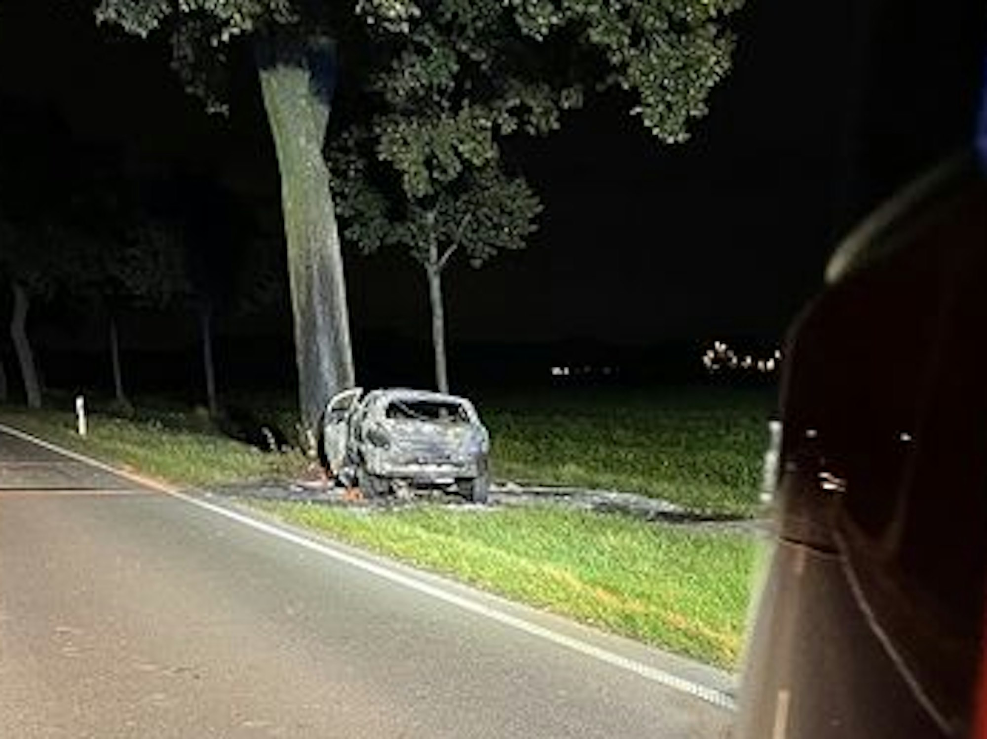 Ein Fahrer prallte mit seinem Opel Astra am 30. September 2021 gegen einen Baum in Kerken und verstarb.