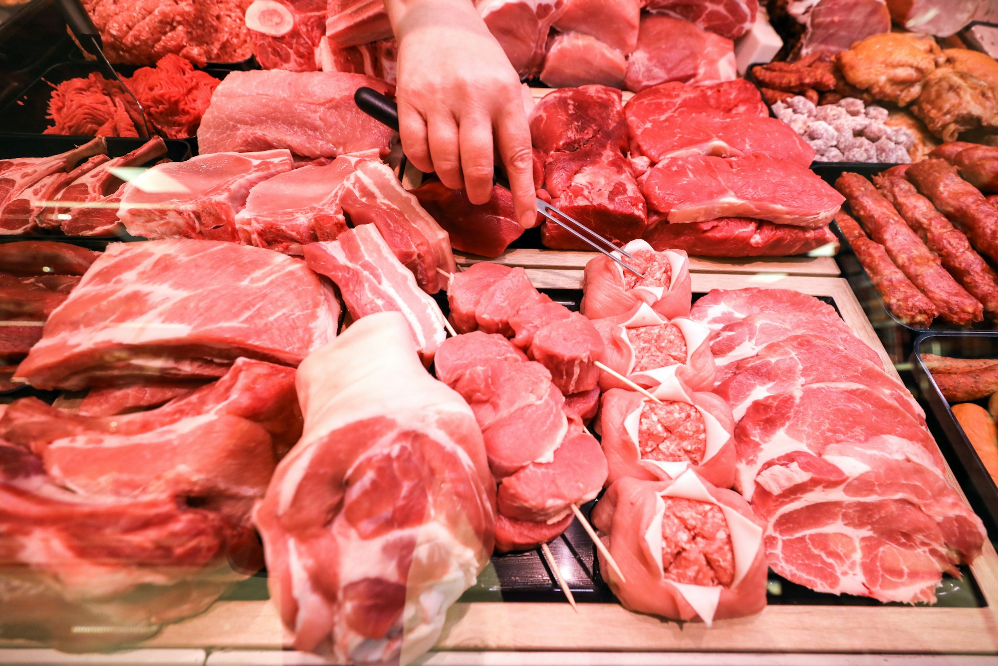 Die Fleischpreise steigen immer weiter. Hier ein Symbolbild einer Fleischtheke im Supermarkt