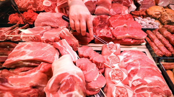 Die Fleischpreise steigen immer weiter. Hier ein Symbolbild einer Fleischtheke im Supermarkt