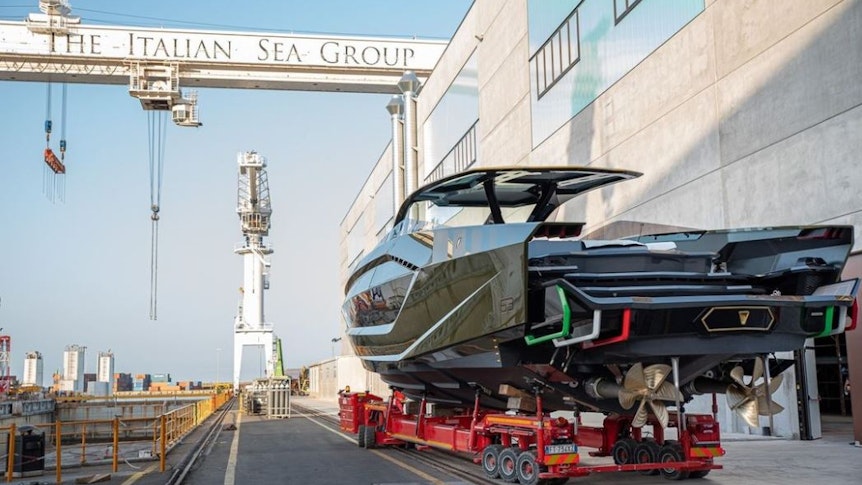 Eine luxuriöses Motorboot von Lamborghini wird auf dem Hafengelände transportiert