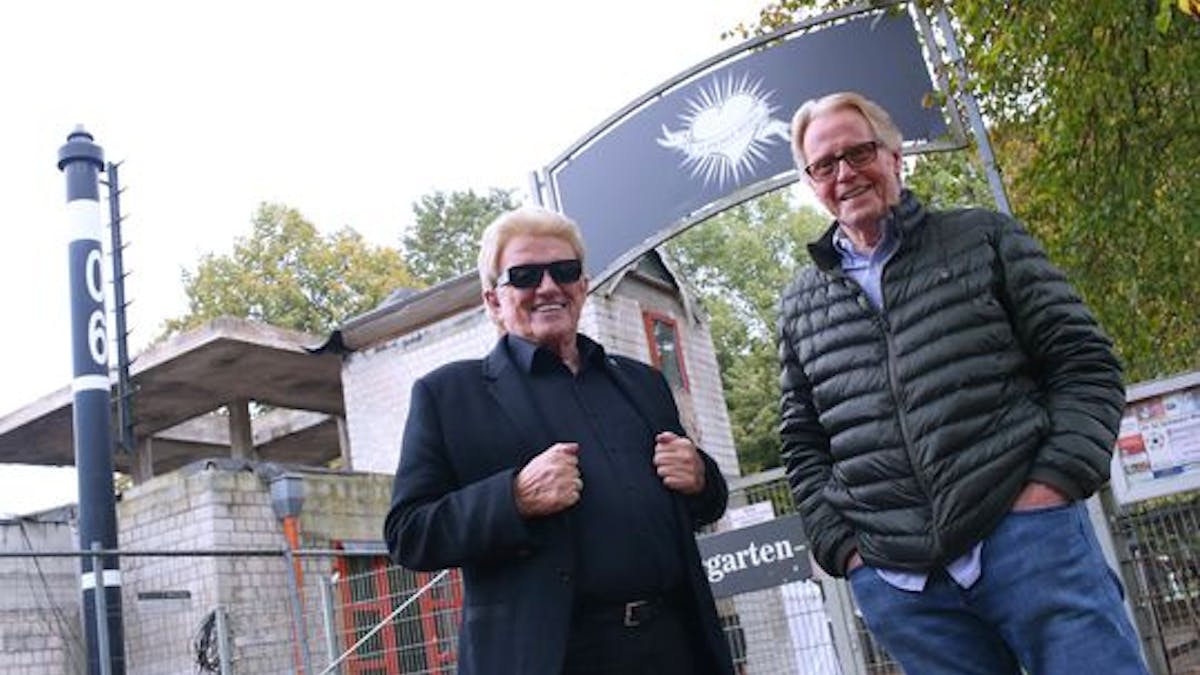 Heino und Dieter Bergmann stehen vor dem abgebrannten Vereinsheim von Schwarz-Weiss Oberbilk.