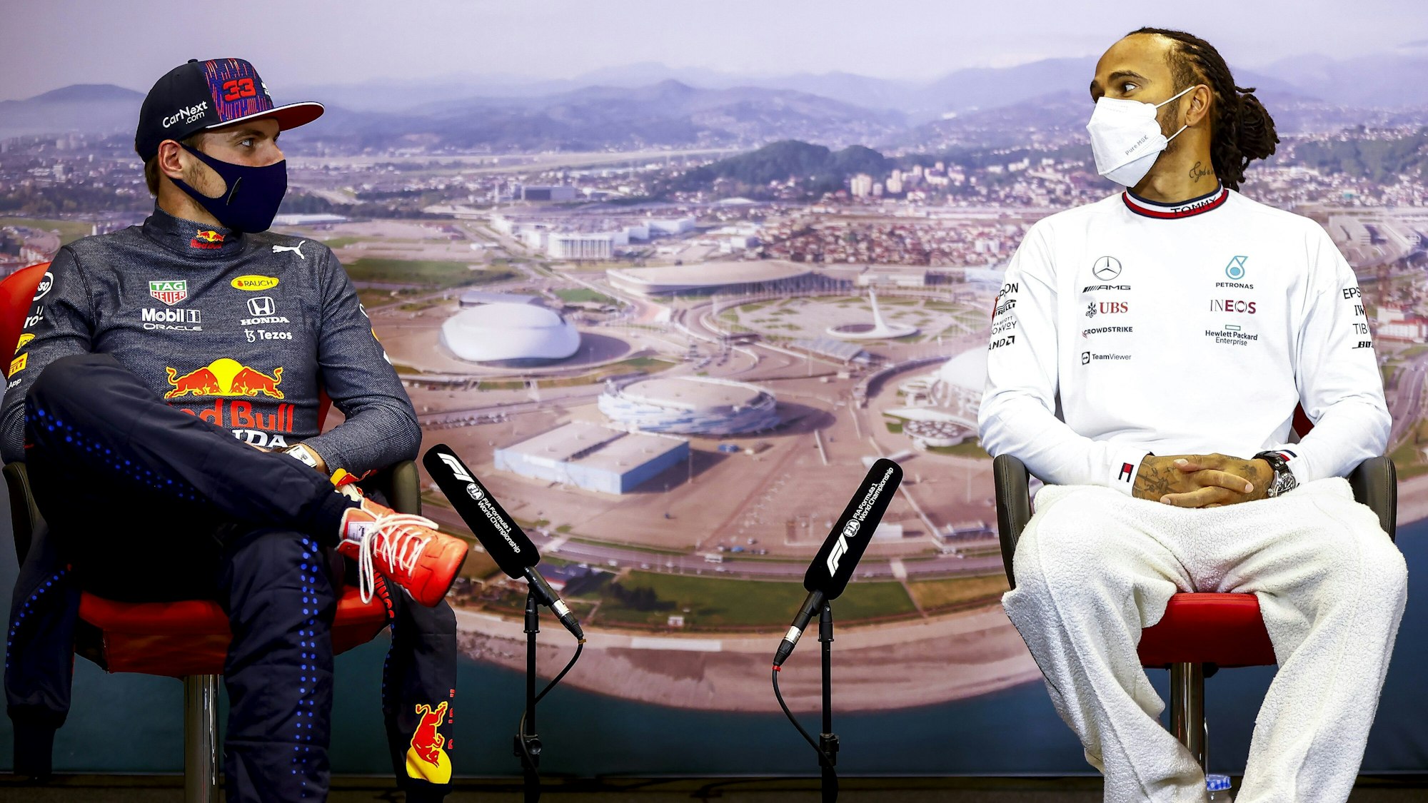 Max Verstappen (l.) von Red Bull Racing und Lewis Hamilton von Mercedes, sitzen nebeneinander auf der Pressekonferenz nach dem Großen Preis von Russland