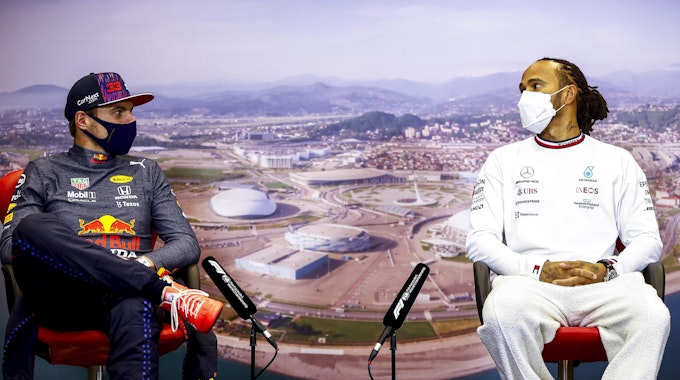 Max Verstappen (l.) von Red Bull Racing und Lewis Hamilton von Mercedes, sitzen nebeneinander auf der Pressekonferenz nach dem Großen Preis von Russland