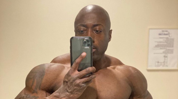 Profi-Bodybuilder George Peterson posiert für ein Selfie