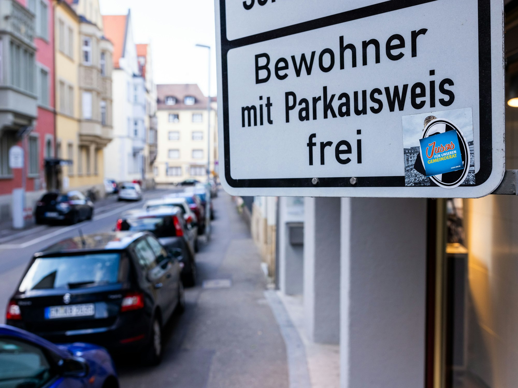 Ein Schild mit der Aufschrift „Bewohner mit Parkausweis frei“ kennzeichnet eine Zone mit Anwohnerparkberechtigungen in der Innenstadt Freiburgs.