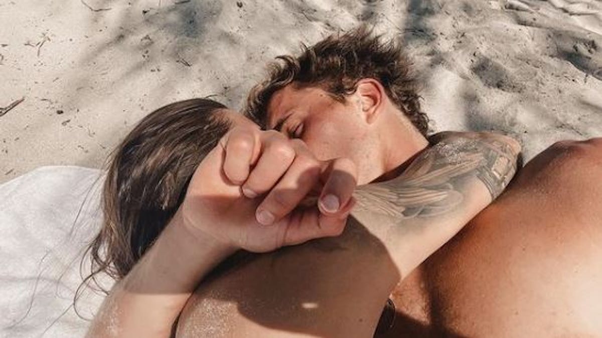 Sophia Thomalla und Alexander Zverev im Jahr 2021 knutschend an einem Strand.&nbsp;