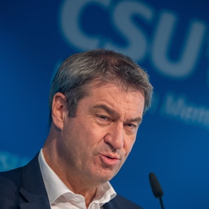Markus Söder bei einer Pressekonferenz in München vor einer blauen CSU-Leinwand.