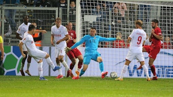 Jorge Meré trifft für den 1. FC Köln gegen Viktoria Köln.