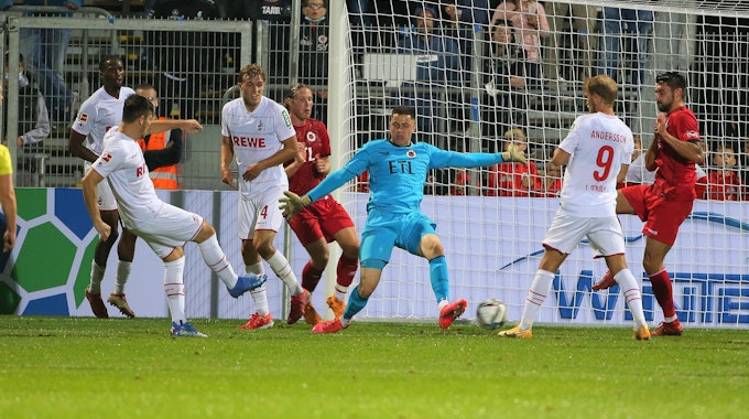 Jorge Meré trifft für den 1. FC Köln gegen Viktoria Köln.