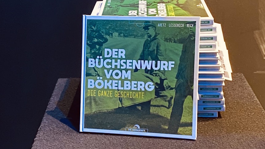Borussia Mönchengladbach hat am 8. Oktober 2021 im Museum im Borussia-Park das Buch „Der Büchsenwurf vom Bökelberg“ vorgestellt. Mehrere Exemplare liegen gestapelt auf einem Hocker.