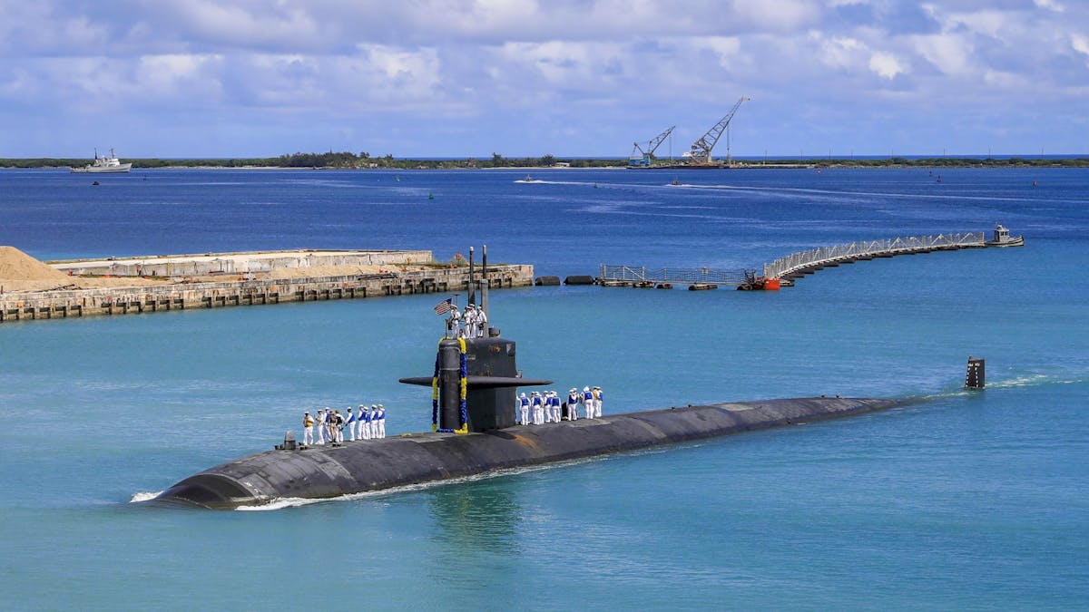 Auf diesem von der US-Marine zur Verfügung gestellten Foto kehrt das schnelle Angriffs-U-Boot USS Oklahoma City (SSN 723) der Los-Angeles-Klasse zum US-Marinestützpunkt in Guam am 19. August 2021 zurück.