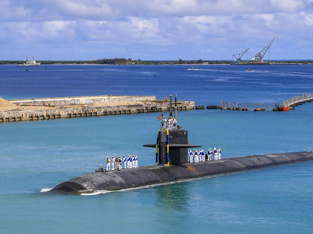 Auf diesem von der US-Marine zur Verfügung gestellten Foto kehrt das schnelle Angriffs-U-Boot USS Oklahoma City (SSN 723) der Los-Angeles-Klasse zum US-Marinestützpunkt in Guam am 19. August 2021 zurück.