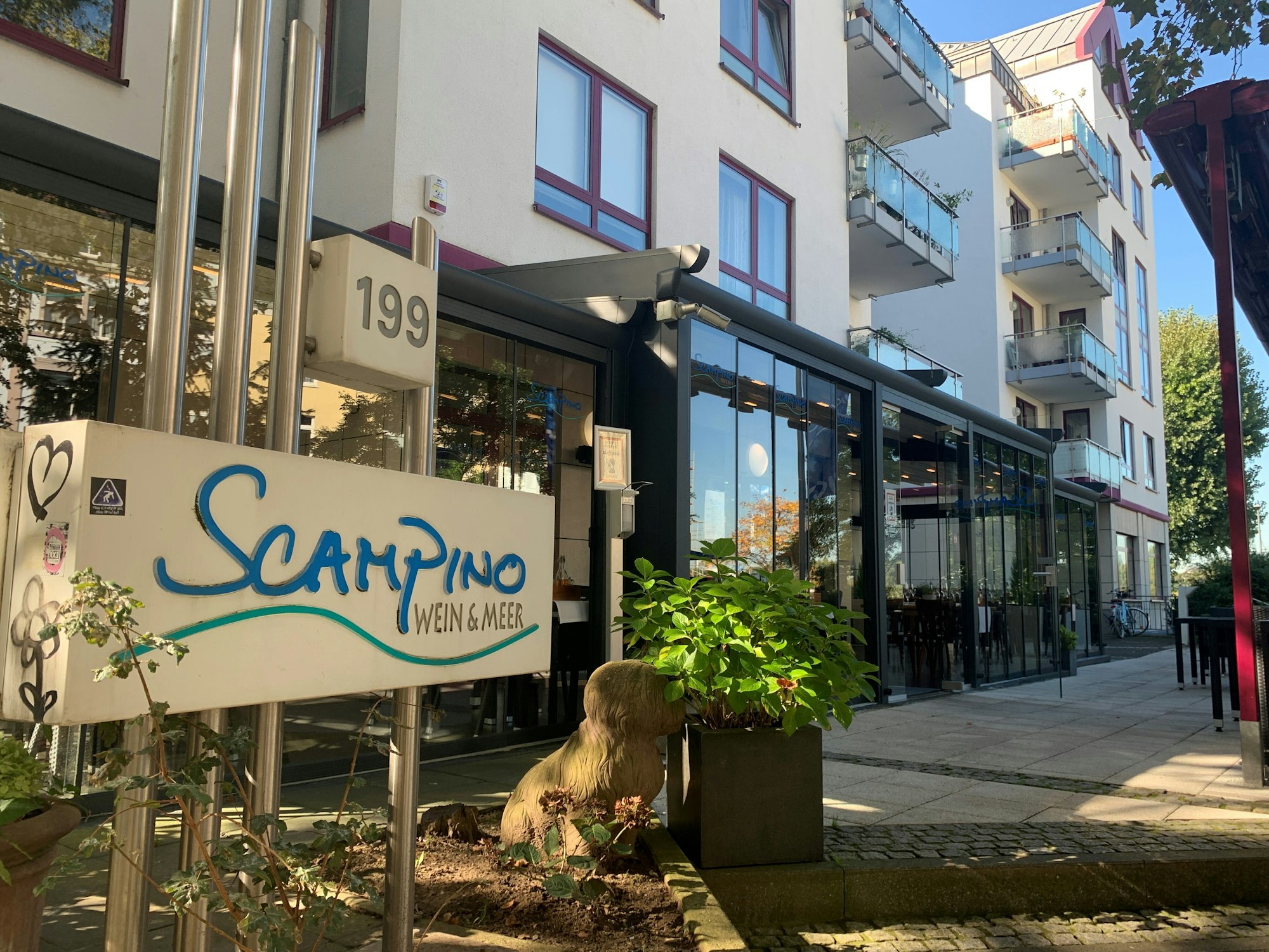 Außenansicht des Restaurants Scampino in Köln-Mülheim.