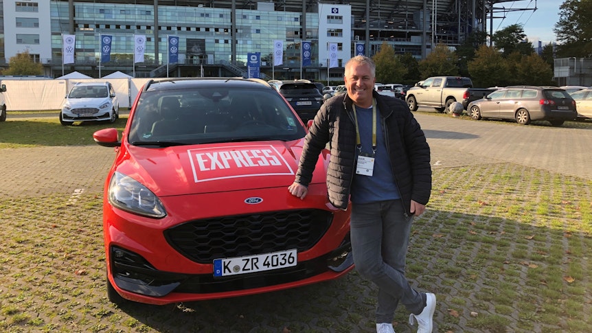 EXPRESS.de-Sportchef Marcel Schwamborn mit dem Ford Kuga in Hamburg.