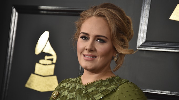 Die Sängerin Adele kommt im Februar 2017 in Los Angeles, USA, zur 59. Verleihung der Grammy Awards im Staples Center.