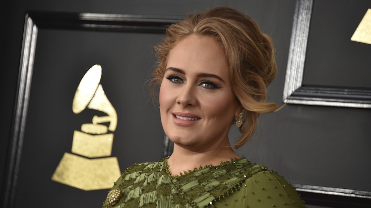 Die Sängerin Adele kommt im Februar 2017 in Los Angeles, USA, zur 59. Verleihung der Grammy Awards im Staples Center.