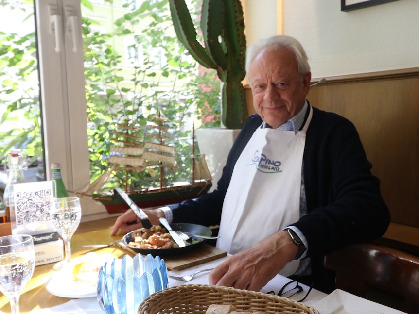Der Mülheimer Bezirksbürgermeister Norbert Fuchs sitzt in einem Restaurant.
