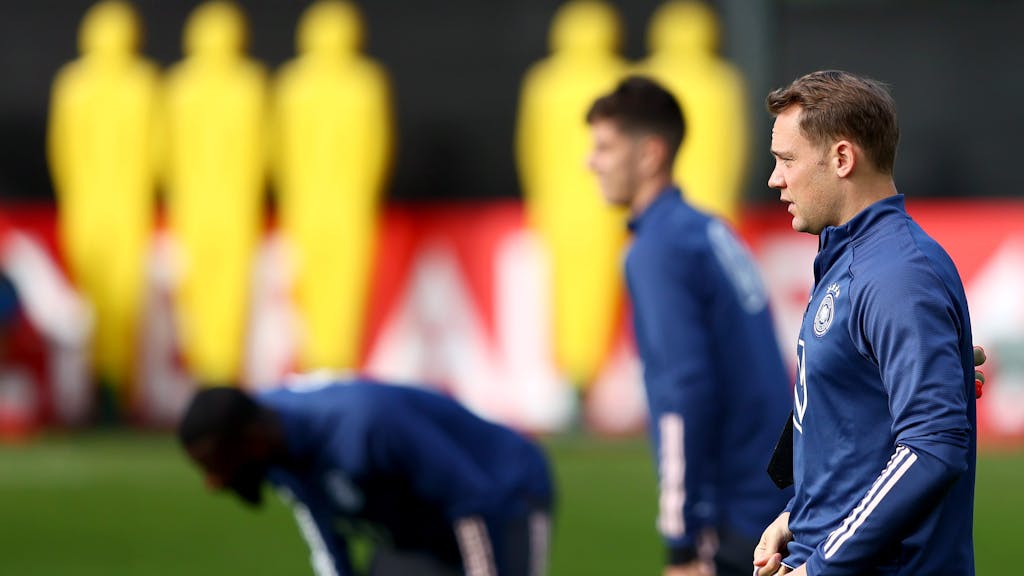 Manuel Neuer macht sich vor dem Training der deutschen Nationalmannschaft bereit.