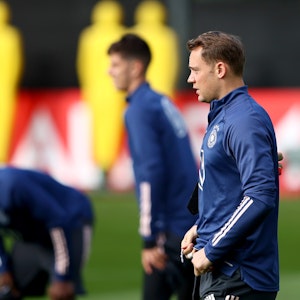 Manuel Neuer macht sich vor dem Training der deutschen Nationalmannschaft bereit.