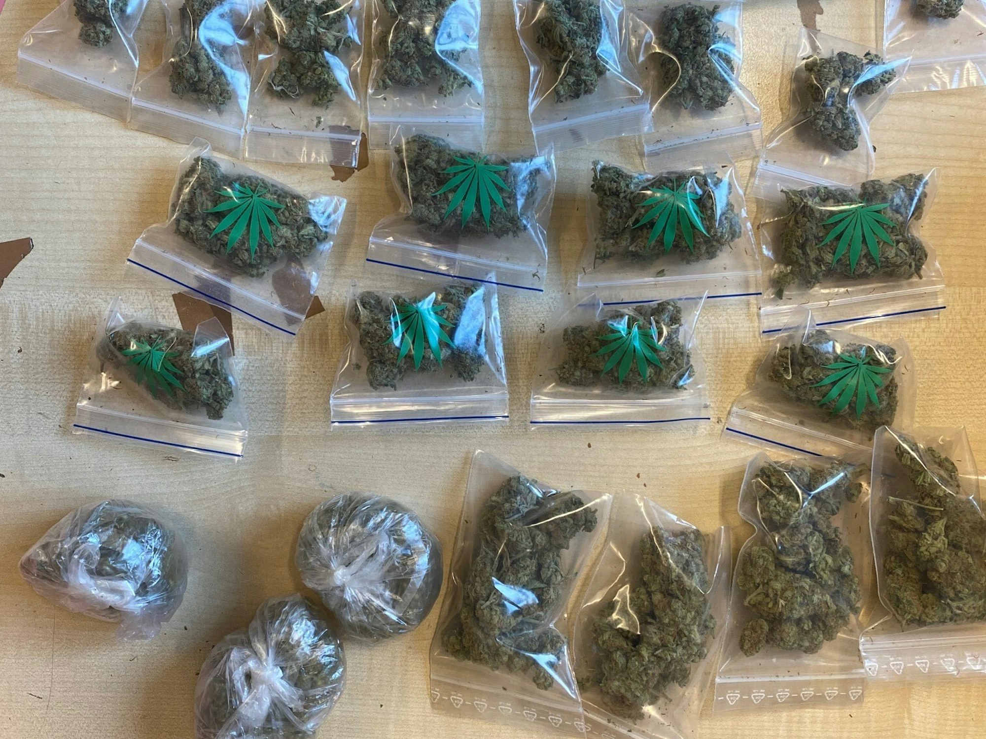 Viele Tütchen mit Cannabis auf einem Tisch