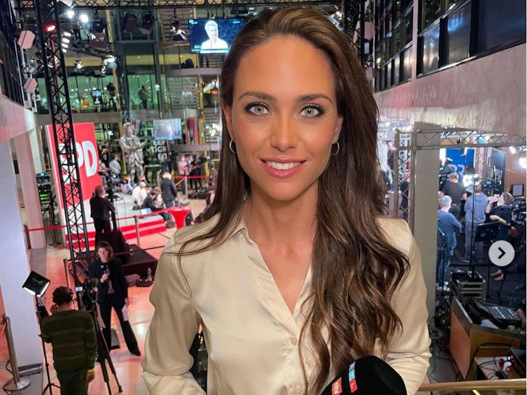 RTL-Moderatorin Franca Lehfeldt ist am 27. September kurz nach der Bundestagswahl im Willy-Brandt-Haus zu sehen, sie hat ein Mikro in der Hand und lächelt in die Kamera.