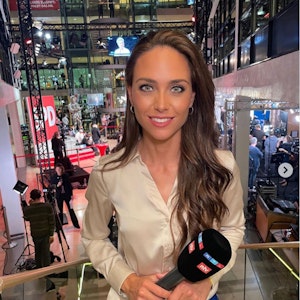 RTL-Moderatorin Franca Lehfeldt ist am 27. September kurz nach der Bundestagswahl im Willy-Brandt-Haus zu sehen, sie hat ein Mikro in der Hand und lächelt in die Kamera.