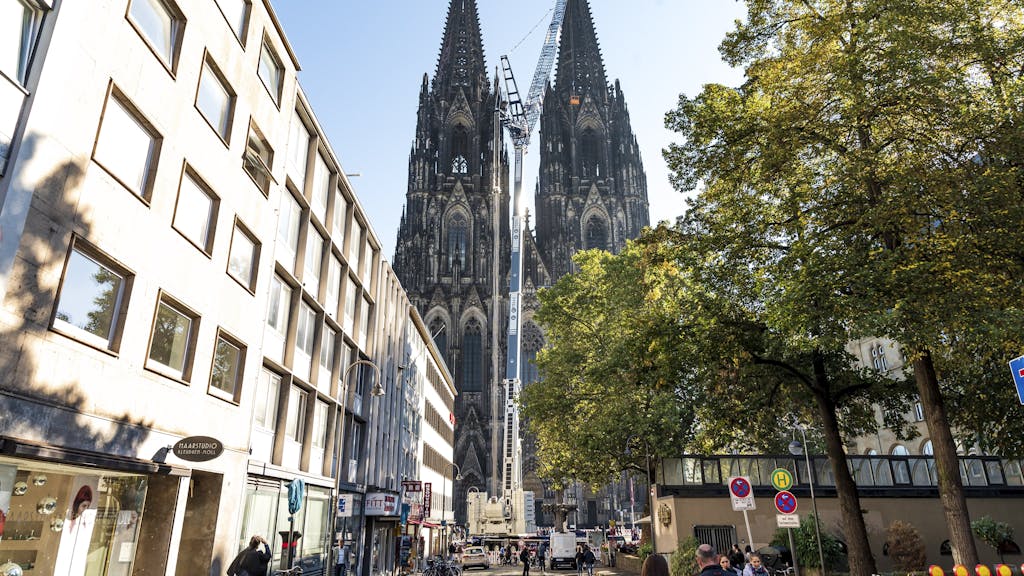 Köln:
Erstmals seit 10 Jahren ist der Kölner Dom ohne Baugrüst zu bewundern.&nbsp;