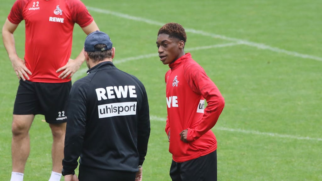 Justin Diehl spricht beim 1. FC Köln mit Steffen Baumgart.
