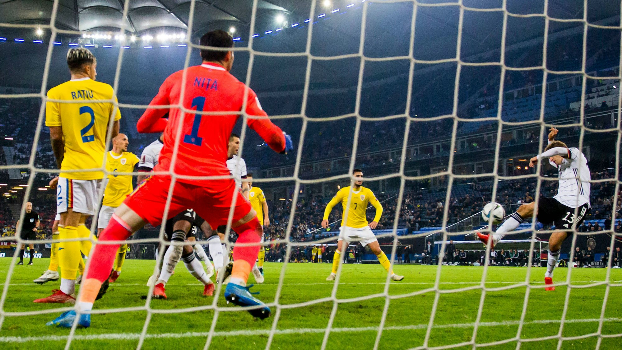 Thomas Müller schießt den Ball gegen Rumänien ins Tor.