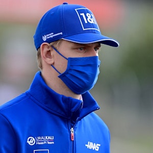 Mick Schumacher geht mit Maske über die Strecke der Formel 1 in Istanbul.