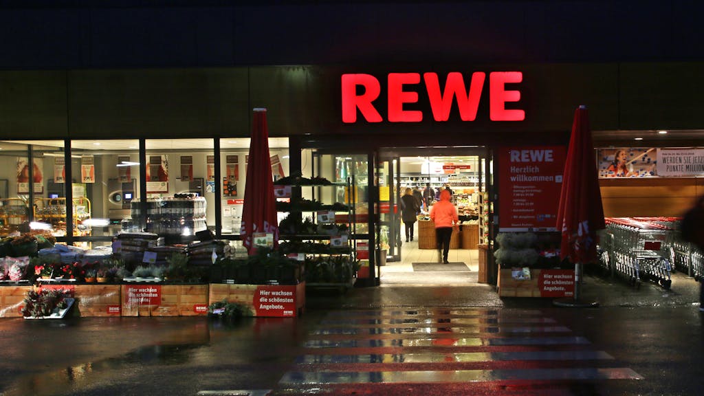 Rückruf bei Rewe (hier eine Essener Filiale auf einem Foto im Jahr 2016): Nach dem Nachweis von Bakterien werden tiefgefrorene Bio-Kräuter von Rewe in mehreren Bundesländern zurückgerufen.