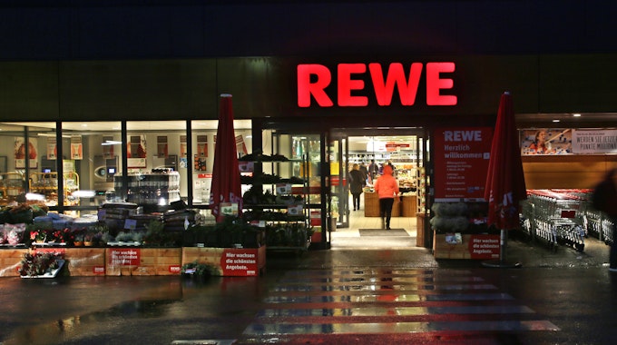 Rückruf bei Rewe (hier eine Essener Filiale auf einem Foto im Jahr 2016): Nach dem Nachweis von Bakterien werden tiefgefrorene Bio-Kräuter von Rewe in mehreren Bundesländern zurückgerufen.