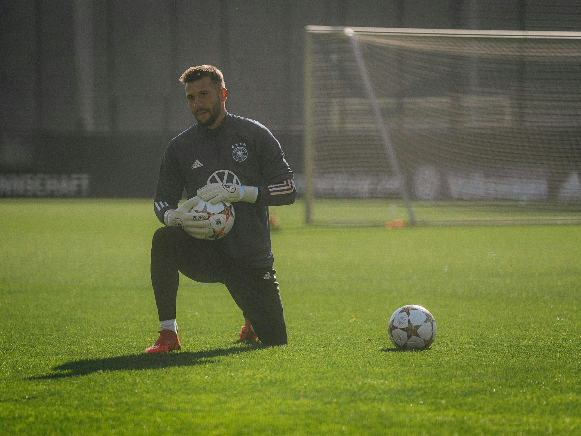 HSV-Torhüter Daniel Heuer Fernandes (28) mit dem Ball in der Hand beim Training der deutschen Nationalmannschaft.
