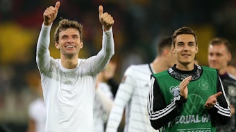 Thomas Müller und Florian Neuhaus drehen eine Ehrenrunde durch das Stadion.