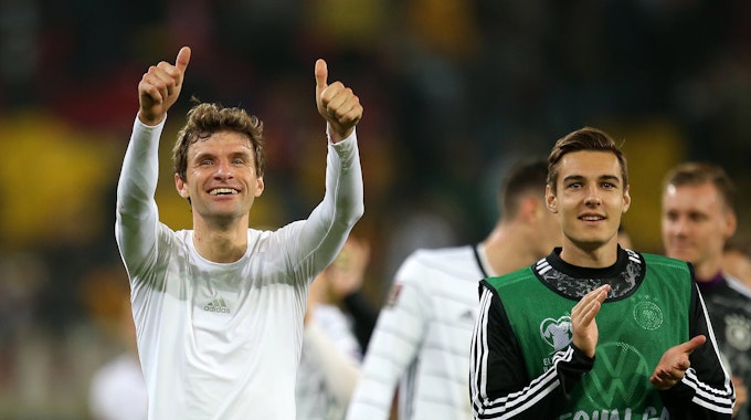 Thomas Müller und Florian Neuhaus drehen eine Ehrenrunde durch das Stadion.