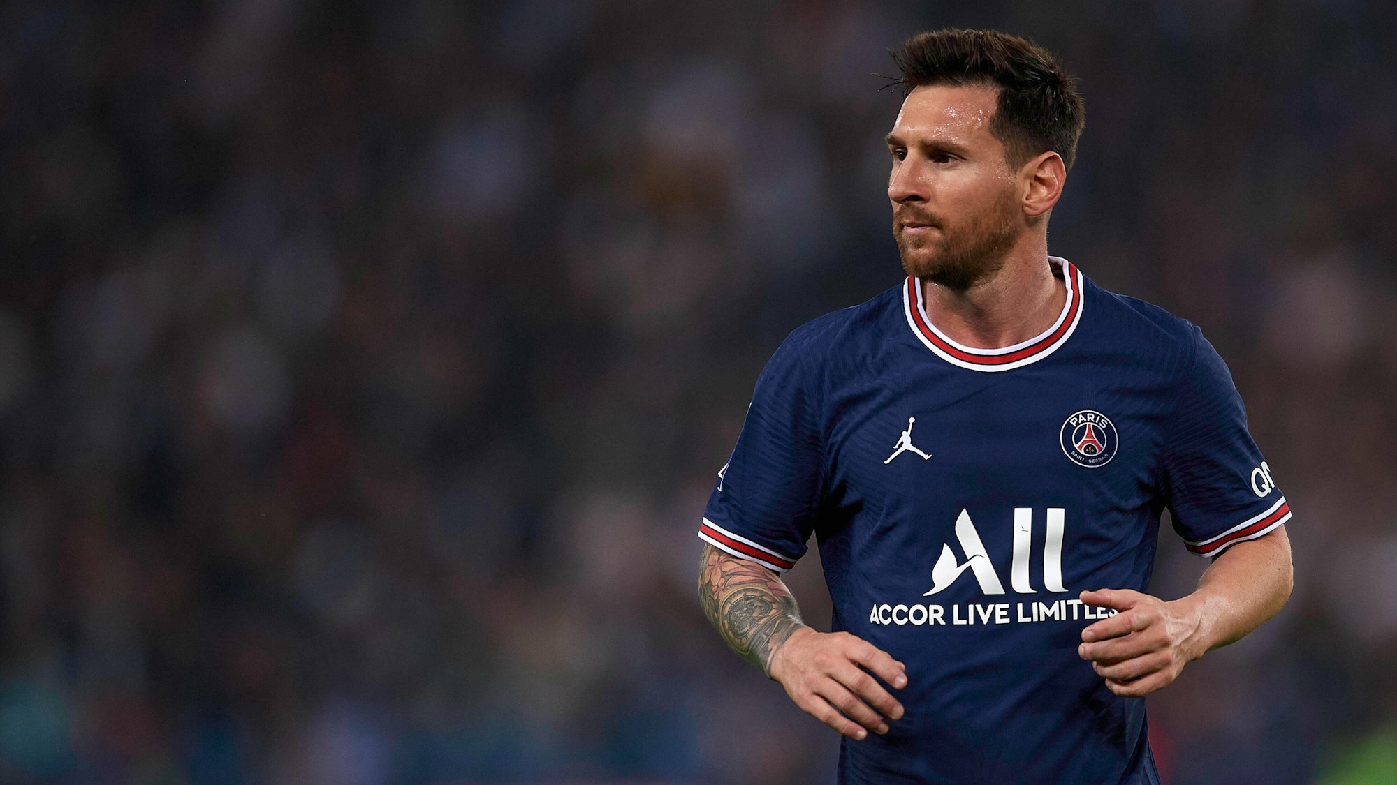 Paris-Star Lionel Messi schaut gegen Olympique Lyon in der Ligue 1 konzentriert nach rechts