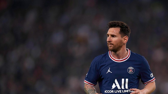 Paris-Star Lionel Messi schaut gegen Olympique Lyon in der Ligue 1 konzentriert nach rechts