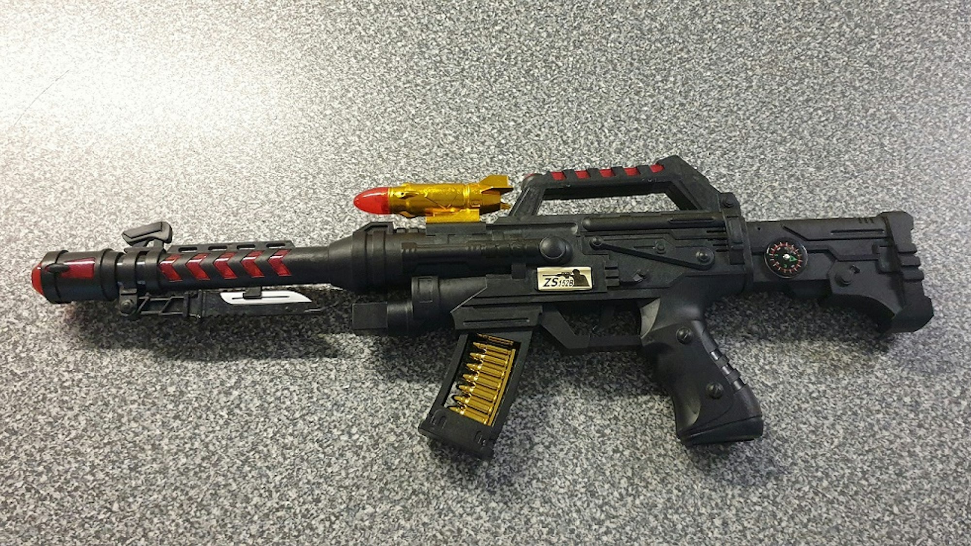 Eine Spielzeugwaffe, die von der Polizei beschlagnahmt wurde.