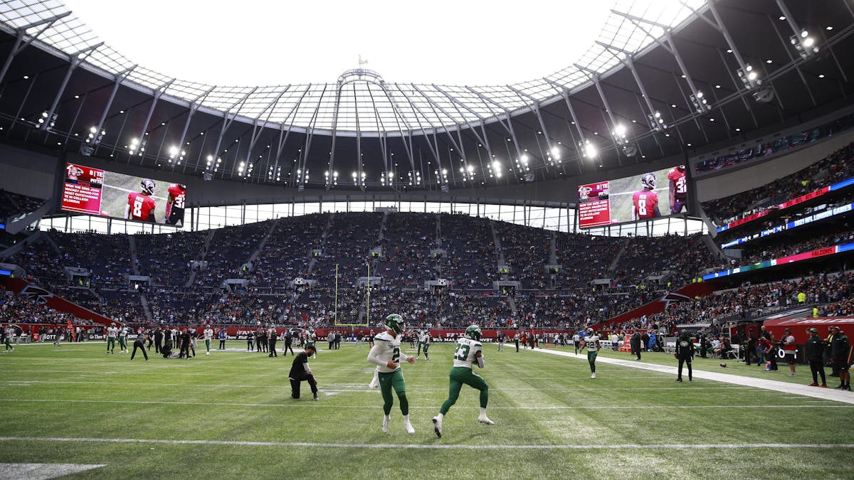 Spieler der New York Jets wärmen sich vor dem NFL-Spiel gegen die Atlanta Falcons in London auf.