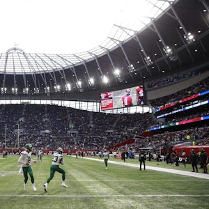 Spieler der New York Jets wärmen sich vor dem NFL-Spiel gegen die Atlanta Falcons in London auf.