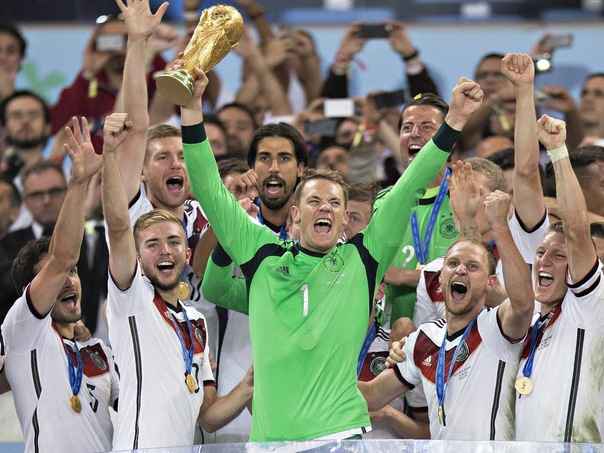 Manuel Neuer feiert mit seinen Mitspielern der deutschen Fußballnationalmannschaft den WM-Titel 2014