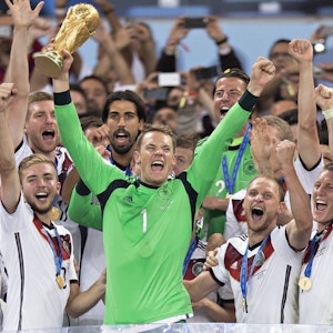 Manuel Neuer feiert mit seinen Mitspielern der deutschen Fußballnationalmannschaft den WM-Titel 2014