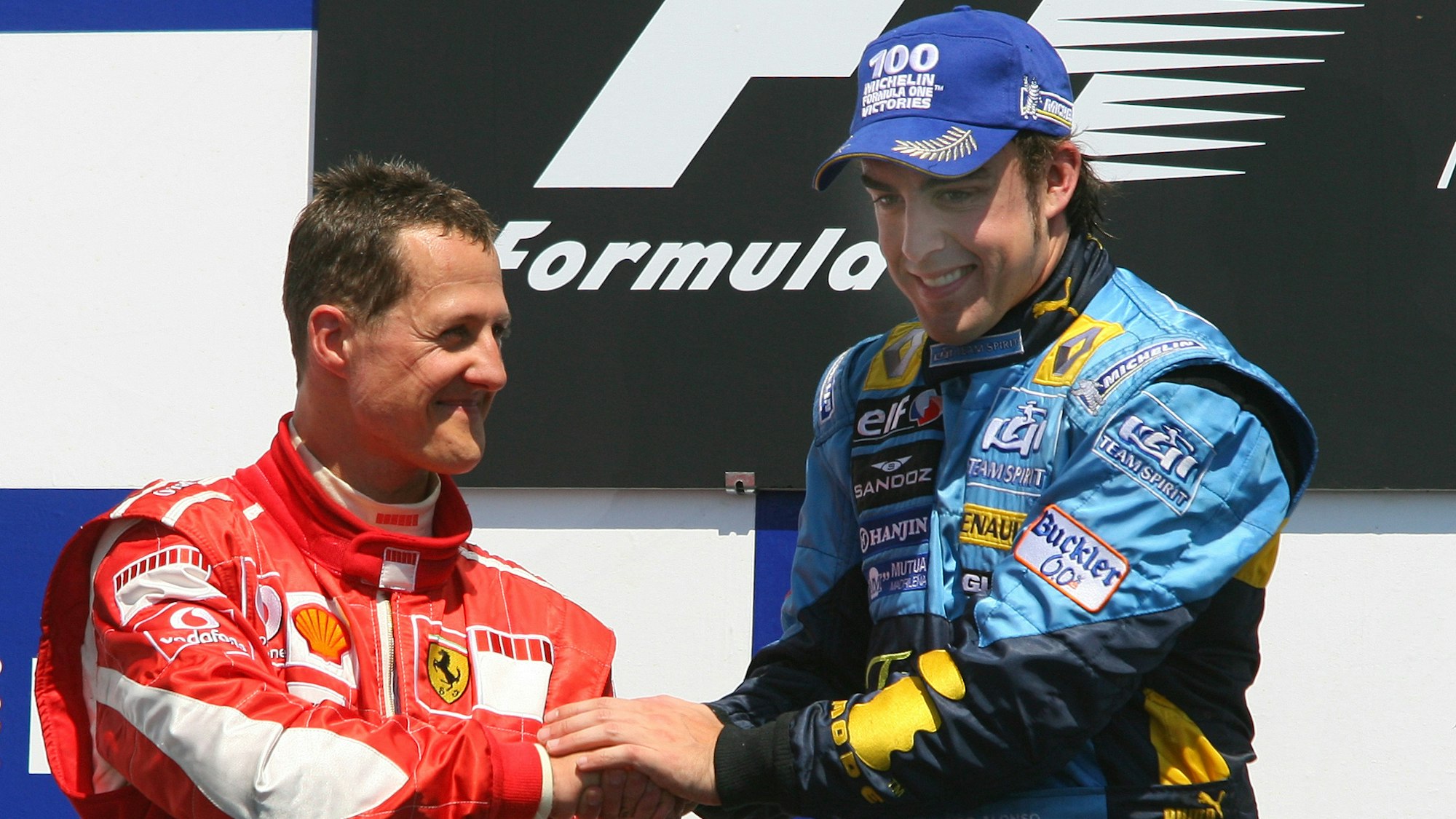 Michael Schumacher gratuliert Fernando Alonso zu seinem Renn-Sieg beim Großen Preis von Kanada in der Formel 1.